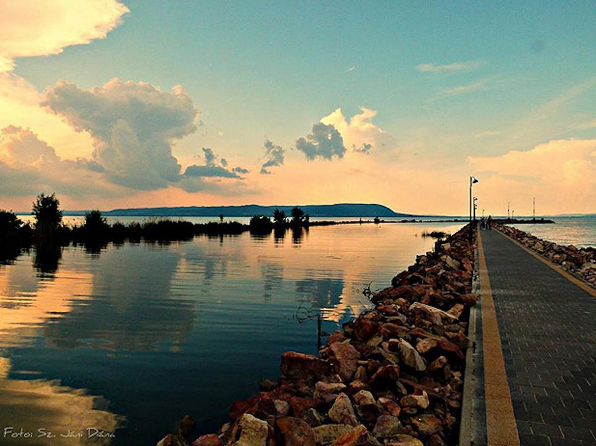 Port Etterem&Panzio Bed & Breakfast Balatonmariafurdo Exterior photo